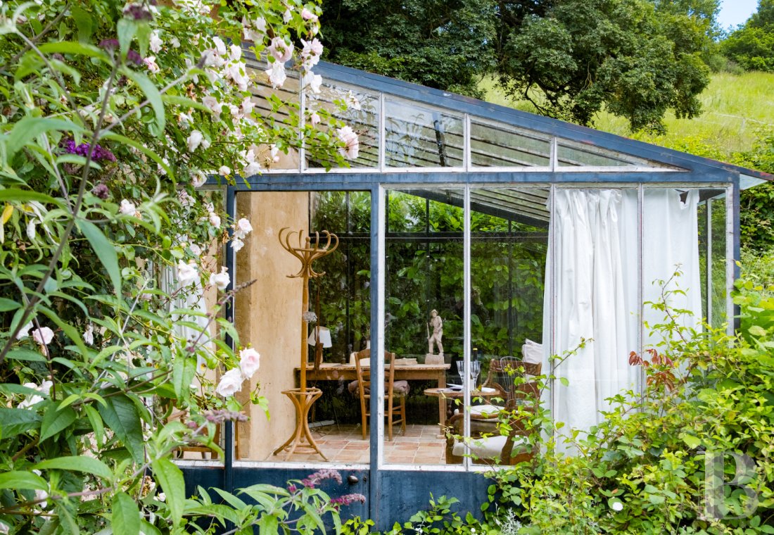 A artists' house with a cluster of small houses on the way to Le Mans - photo  n°9